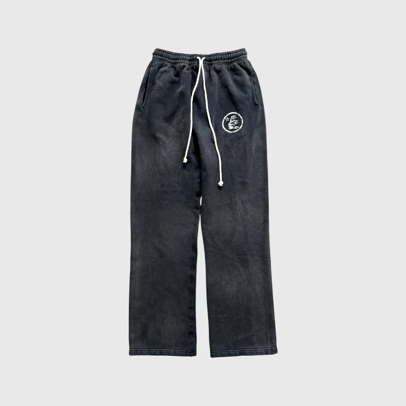 Hellstar Classic Black Sweatpant Hellstar Classic black sweatpants made from premium heavyweight fleece with a drawstring closure and signature graphic.